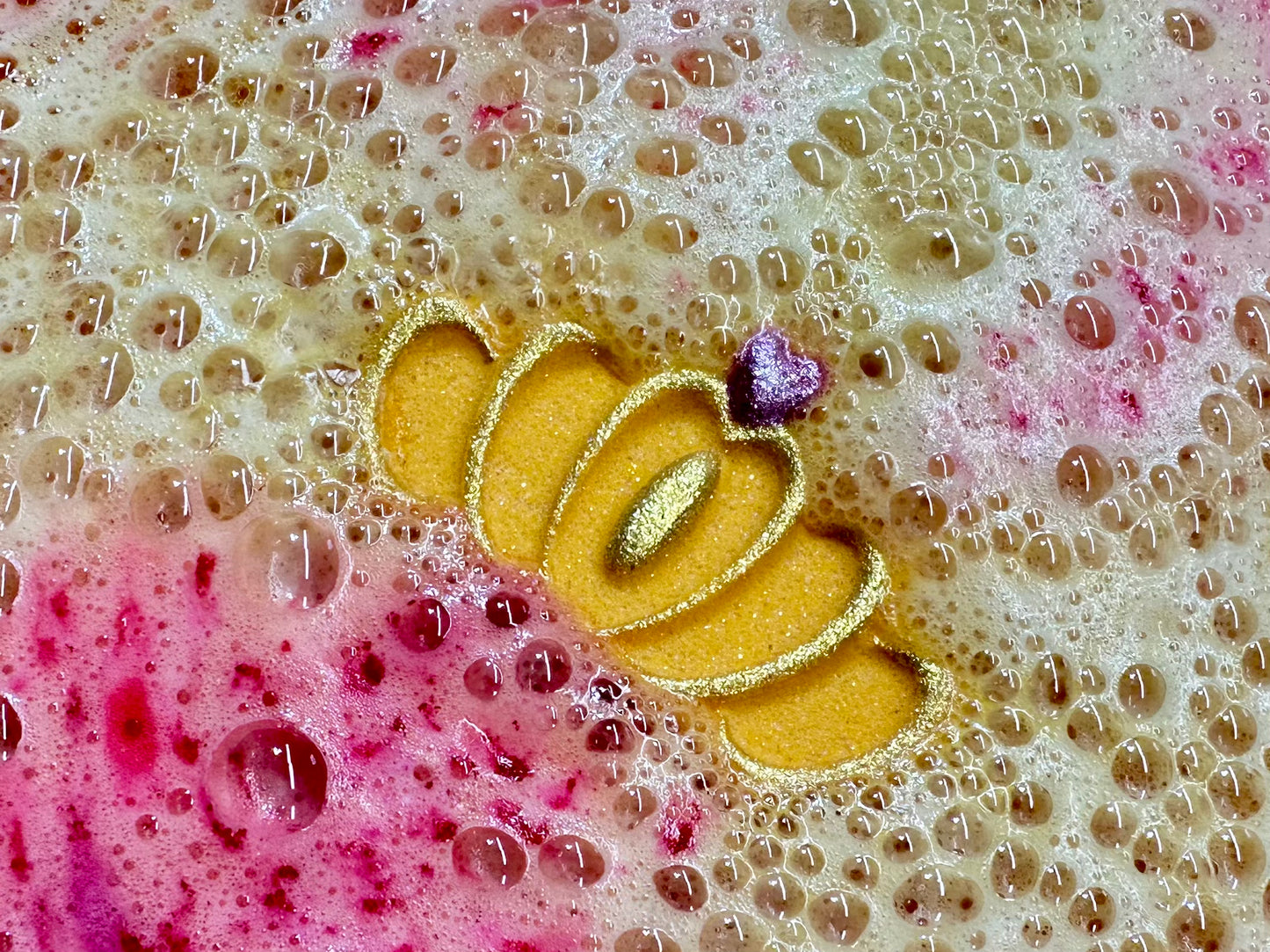Crown-shaped for princess (or prince!) vibes
Fragranced with a bright citrusy burst
Hidden colors inside for a surprise royal swirl
Perfect for birthdays, party favors, and magical tub time