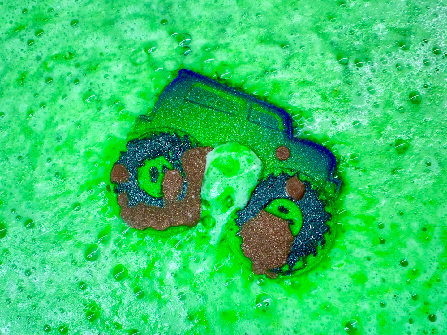 Hand-painted for full-throttle fun
Drizzled with real cocoa butter for a muddy twist
Turns your water a vibrant green
Fresh, clean, and bubbly scent—perfect for little racers (and big kids too!)