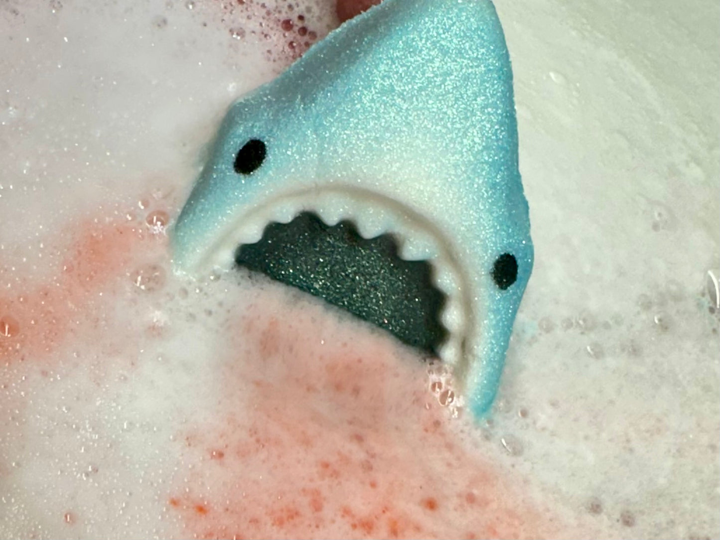 Hidden red color for a jaw-dropping surprise
Tropical beachy fragrance
Perfect for Shark Week parties, birthdays, or fin-loving friends
Great for party favors and themed gift baskets
