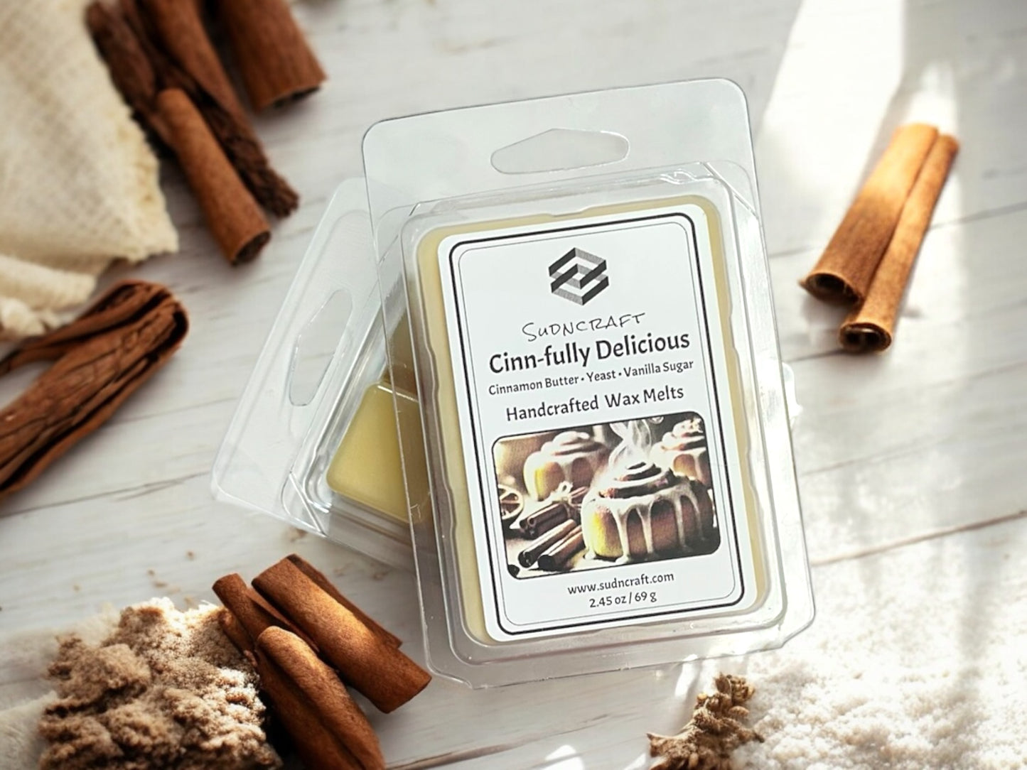 Fresh baked cinnamon rolls.Phthalate-free wax melts with sweet and cinnamon aromas