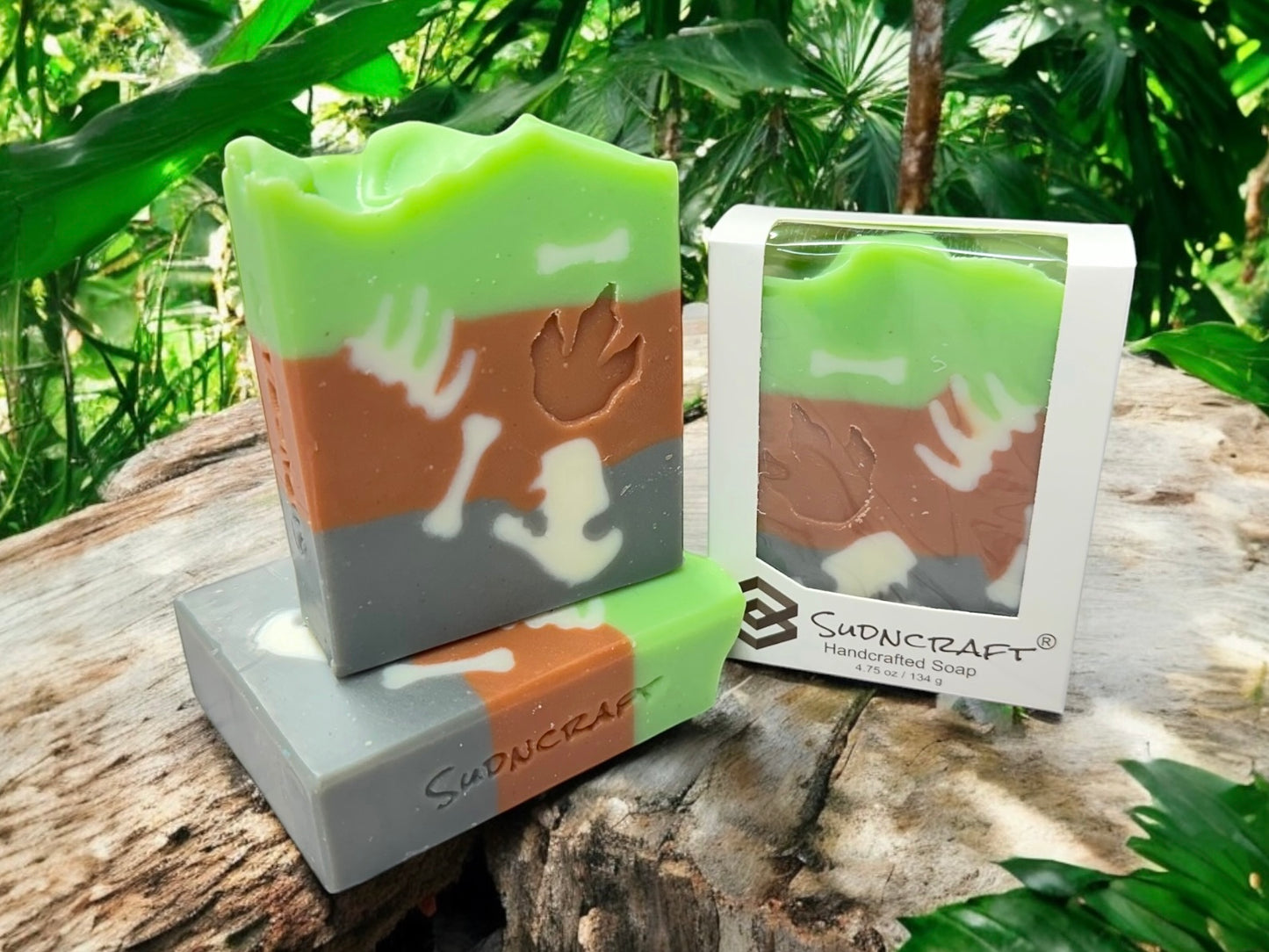 Dirty Dino ā Get messy, then scrub up with this colloidal oatmeal-infused bar! Scented with fresh mango and crisp apple slices, itās a dino-mite way to clean up.
