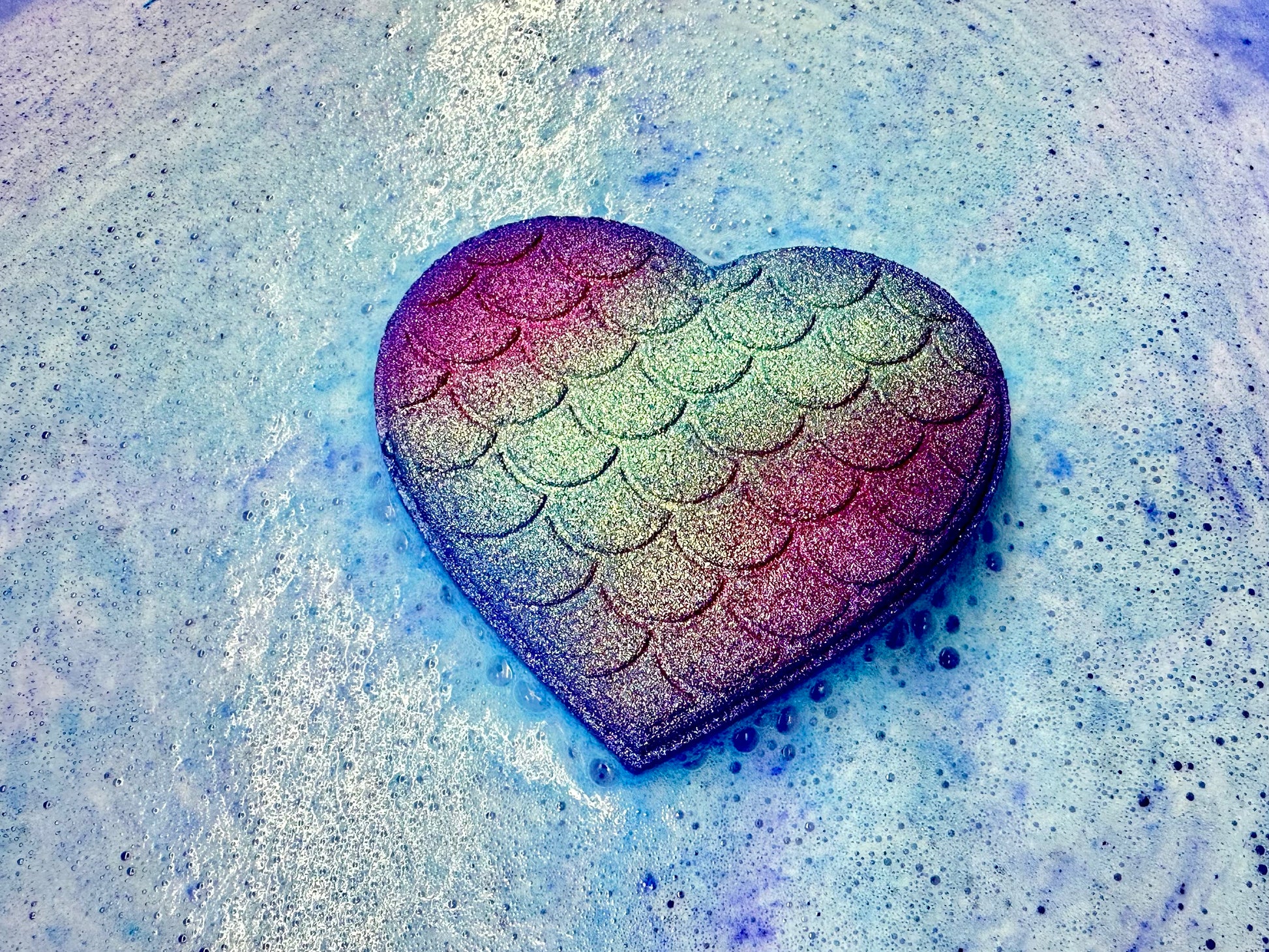Lightly colors bath water without staining
Scented with a refreshing fruity-ocean blend
Surprise mermaid toy hidden inside
 Fun, fizzy, and gentle on the skin