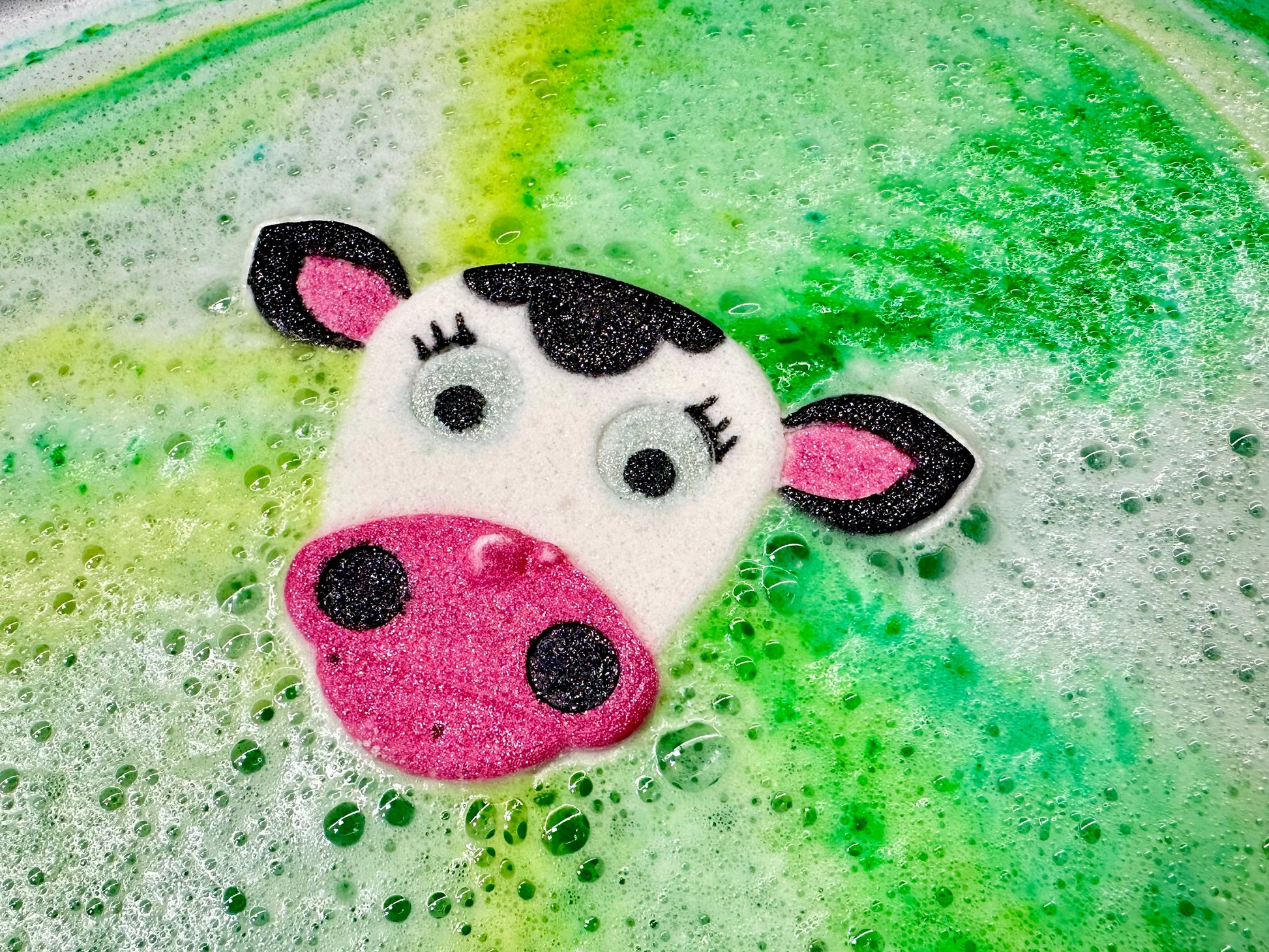 Drop it in and watch as it releases hidden bursts of rainbow colors, making the tub swirl with moo-rvelous magic.