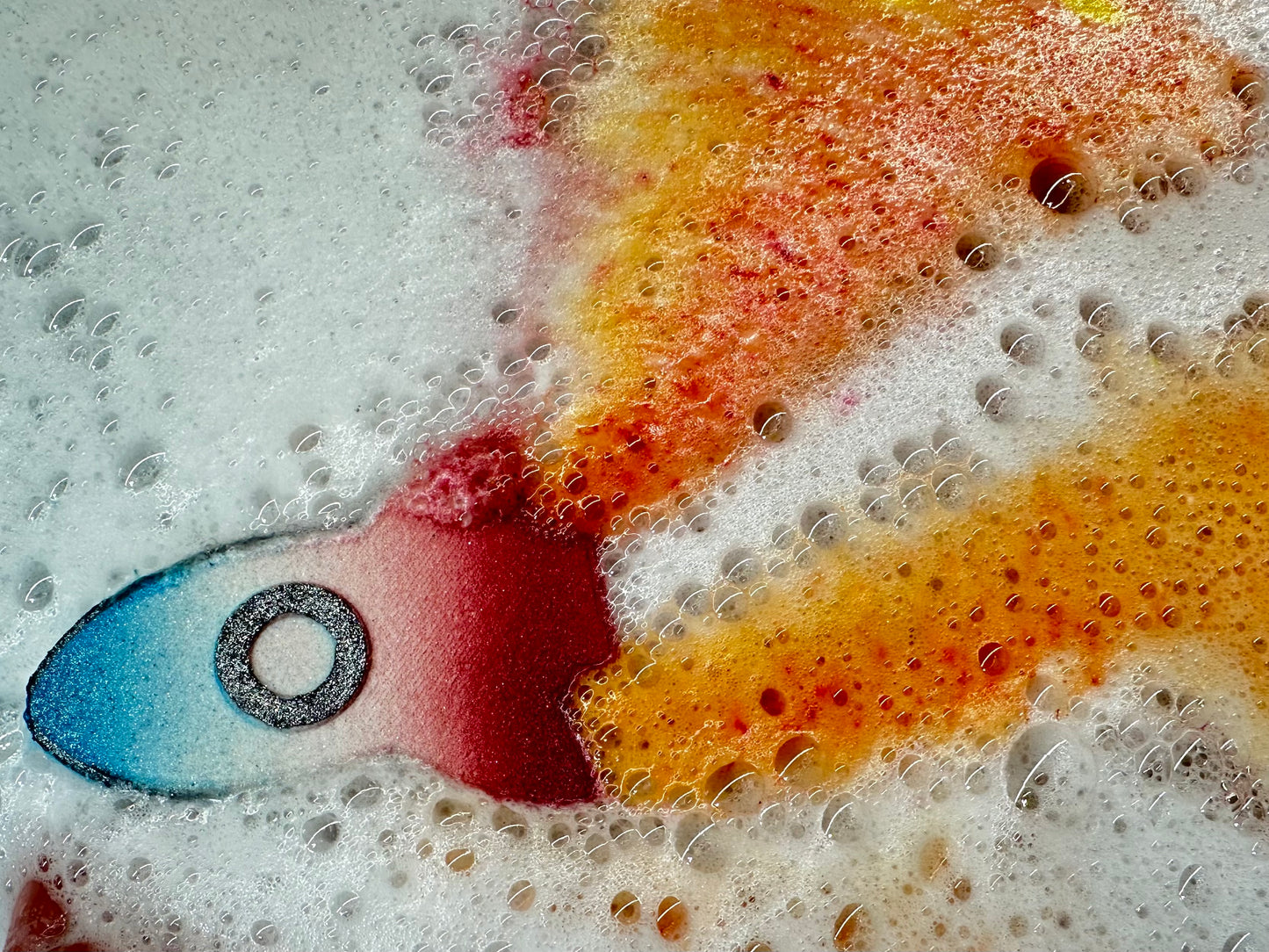 Scented with a juicy, energizing blend of apple, tangy citrus, and tropical mango, this bath bomb smells like fruity liftoff in every fizzy swirl.