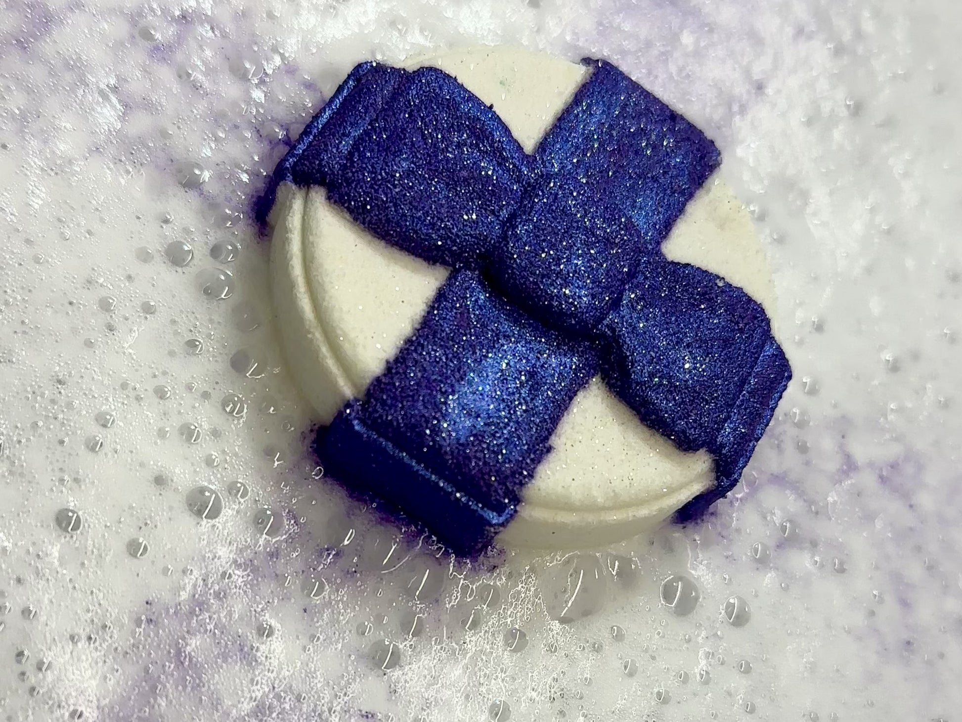 Present bath bomb in fizzy action