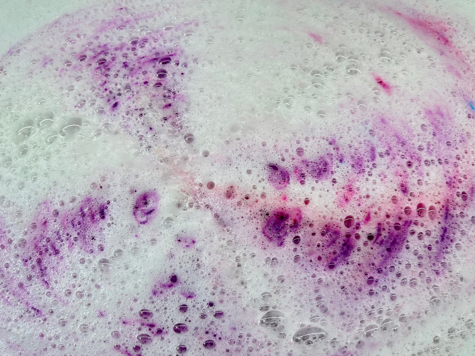 Fizzing bath bomb with colors