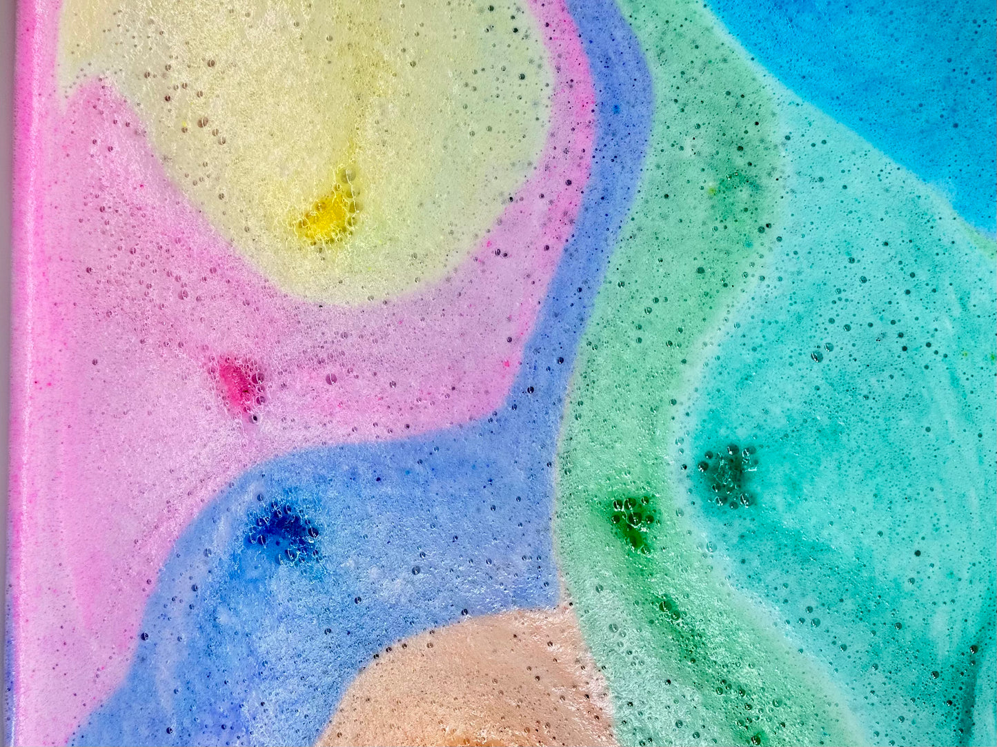 🌈 Fruity scented & full of fizz
💧 Infused with Shea Butter and Avocado Oil for soft, moisturized skin
🛁 Kid-friendly, adult-approved – perfect for party favors, self-care, or rainbow lovers of any age!