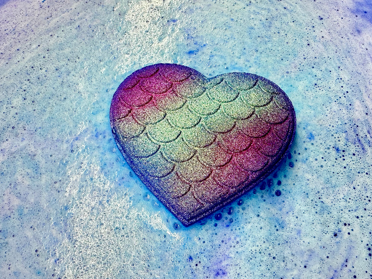  Lightly colors bath water without staining
Scented with a refreshing fruity-ocean blend
Surprise mermaid toy hidden inside
 Fun, fizzy, and gentle on the skin