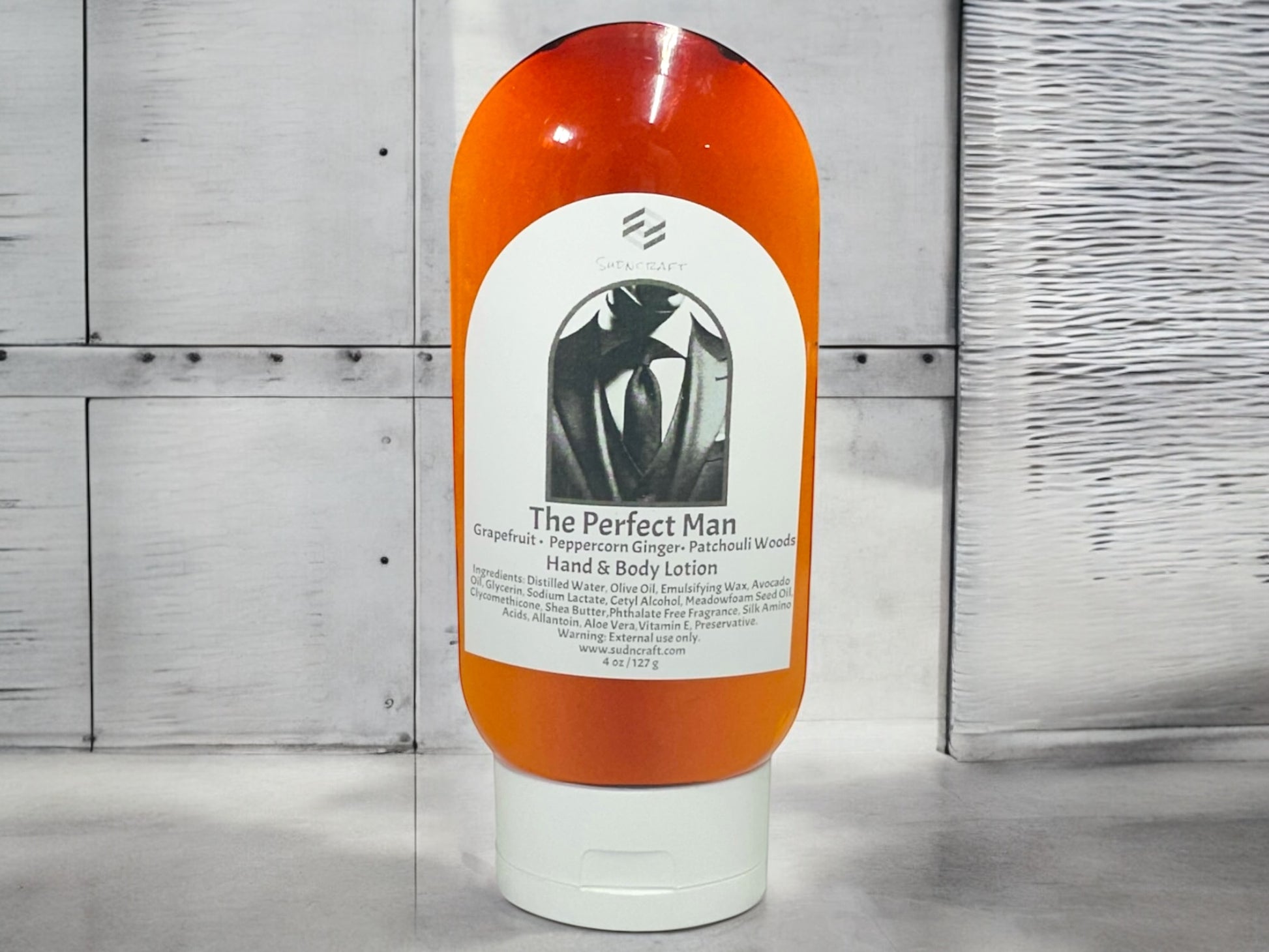 A smooth blend of confidence and class. Like a fresh shave and a wink in a bottle.